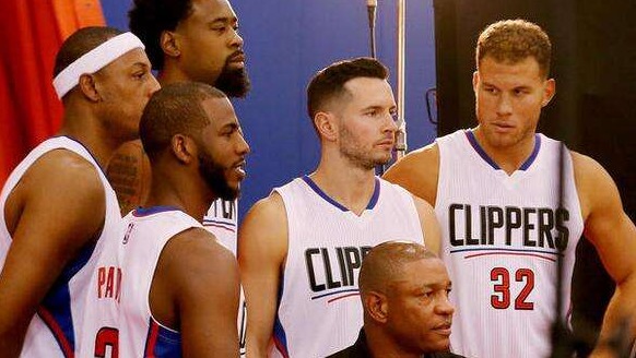 0-1！英意豪门欧冠巅峰对决：7亿战舰连伤两员大将 88分钟惨遭绝杀（0-1！欧冠英意豪门对撞：7亿豪阵连折两员大将，第88分钟遭绝杀）