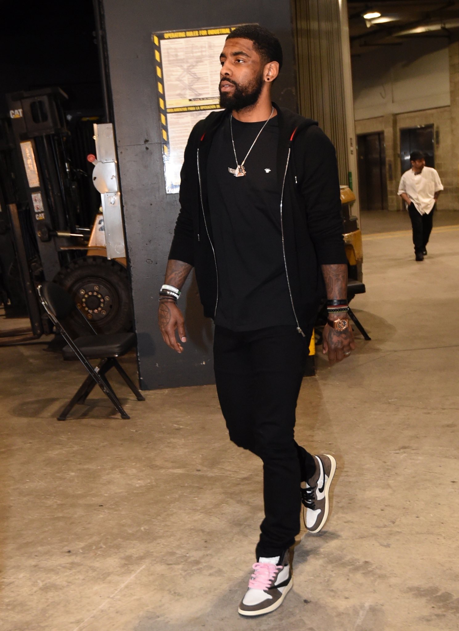 曼联无法复兴 阿莫林临场够差劲 主场1-1西汉姆联领先就乱换人（曼联复兴受阻：阿莫林临场调度遭质疑，主场1-1西汉姆，领先后换人失衡）