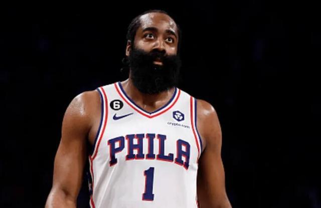 太开心了，马斯切拉诺赛后发布会上遭球员们啤酒浴“突袭”（赛后发布会大欢乐：球员突袭为马斯切拉诺献上啤酒浴）