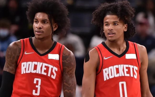 白衣下边是红衣，香港行期间一阿森纳球迷卧底在热刺球迷看台（白衣藏红衫：阿森纳球迷香港行混入热刺看台）