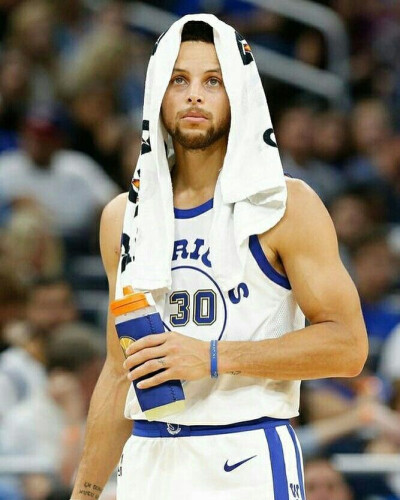 库里赛前训练身穿哈登10代球鞋（库里赛前热身上脚哈登10代球鞋）