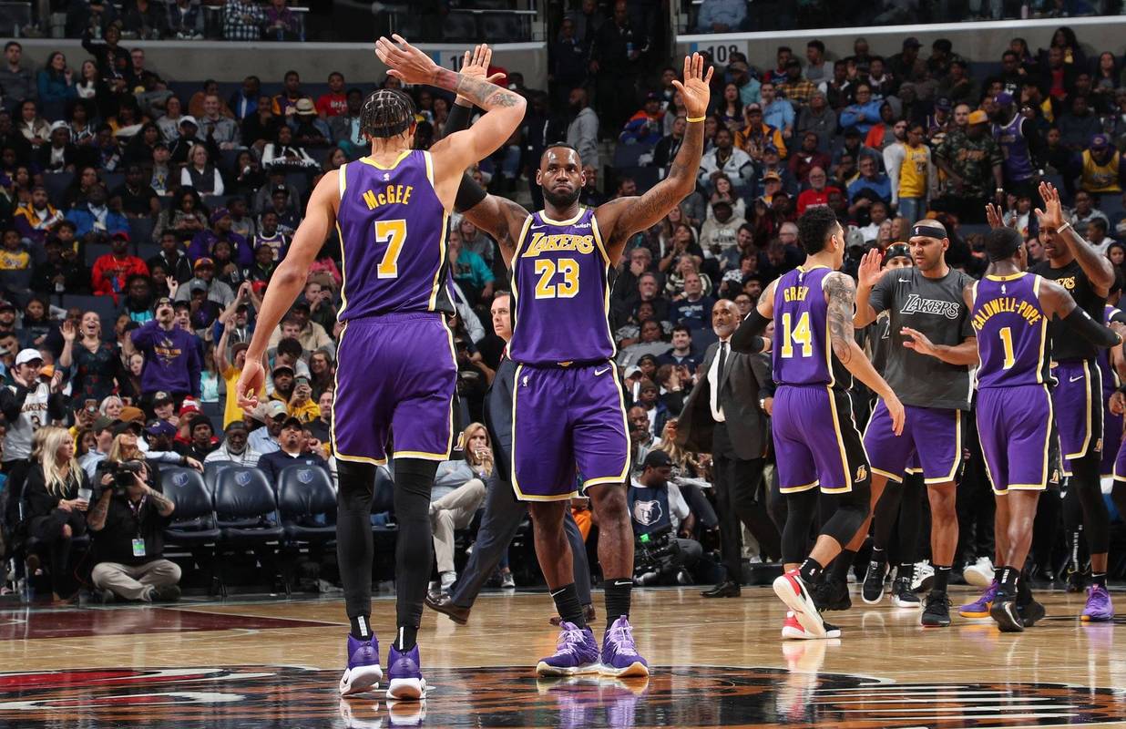 莱奥罚点前铃木彩艳对他说踢右边，最终莱奥踢向右边并且罚进（点球前铃木彩艳示意踢右，莱奥随即射右命中）