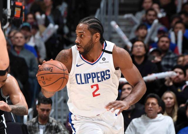 从手足无措到游刃有余，齐达内在公园学着踢毽子（齐达内在公园学踢毽子：从笨拙到娴熟）