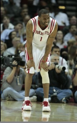 中后卫精准补防，挽救球队险境（中后卫及时补防，化解球队危机）