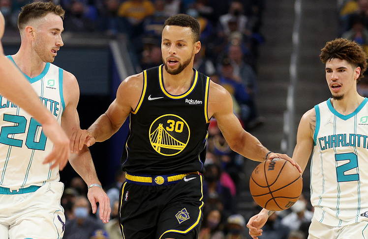 WTT总决赛：孙颖莎4-0横扫长崎美柚，晋级四强将战蒯曼（WTT总决赛：孙颖莎4-0完胜长崎美柚，挺进四强将对阵蒯曼）